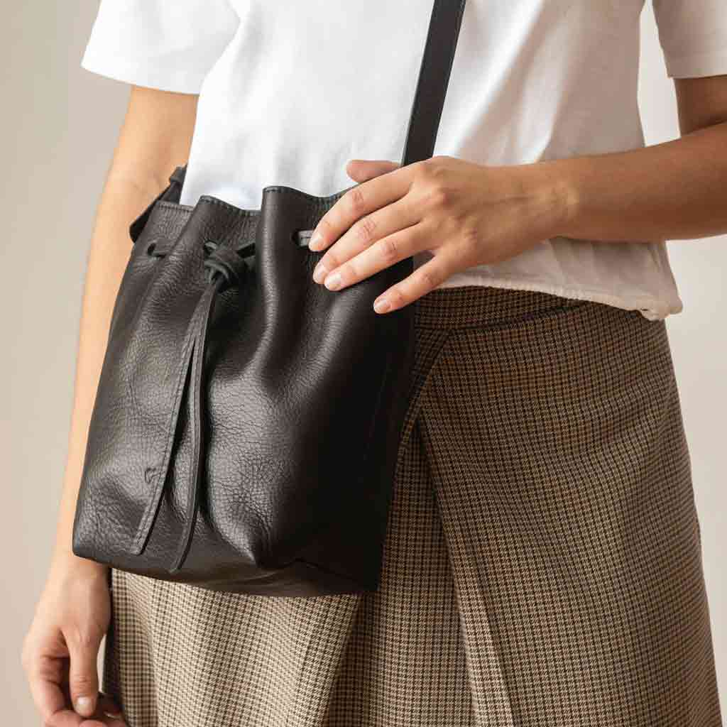 Leather Drawstring Crossbody Bucket Bag - Black - re - souL